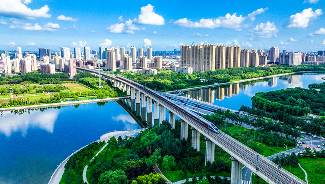 华宇平台官方：各地开行特色旅游列车 助力旅游经济持续升温